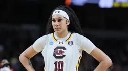 Kamilla Cardoso com a camisa do South Carolina Gamecocks (Foto: Andy Lyons/Getty Images)