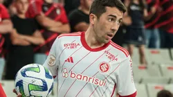 Carlos de Pena jogador do Internacional durante partida contra o Athletico-PR