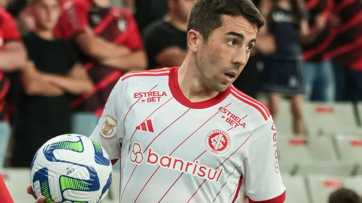 Carlos de Pena jogador do Internacional durante partida contra o Athletico-PR