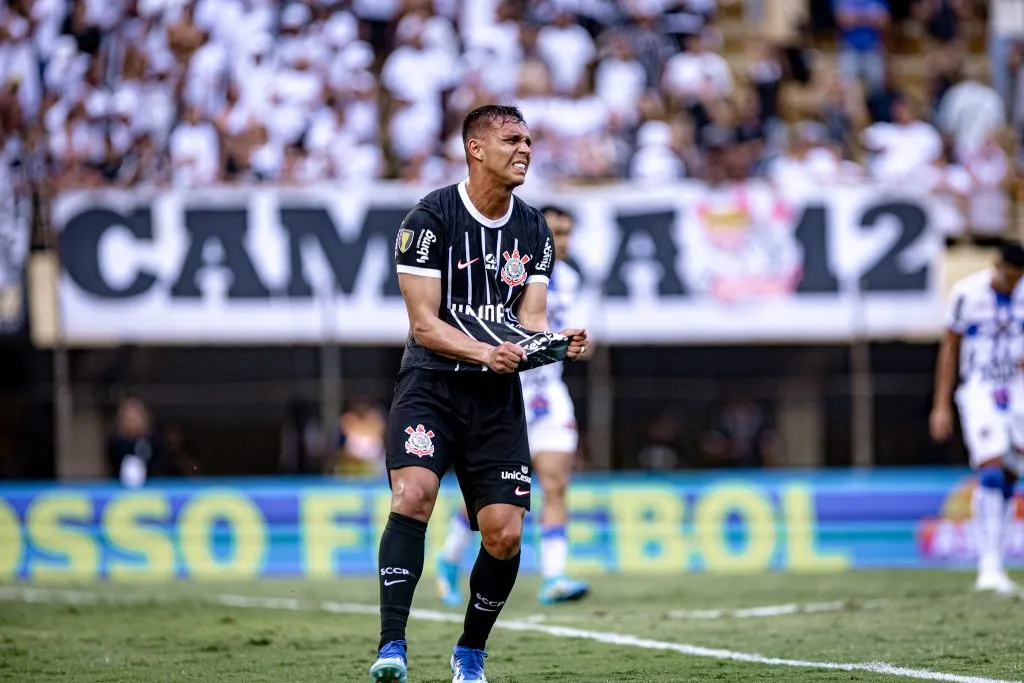 Giovane lamentando a chance em partida entre Água Santa e Corinthians pelo Campeonato Paulista, no Estádio Primeiro de Maio, no dia 10/03/2024. Foto: Leonardo Lima/AGIF