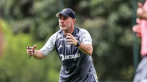 Gabriel Milito, do Atlético, comanda treino na Cidade do Galo - Foto: Pedro Souza/CAM