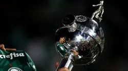 Jogador do Palmeiras erguendo Taça da final da Libertadores da América, após duelo contra o Flamengo. (Foto: Ernesto Ryan/Getty Images)