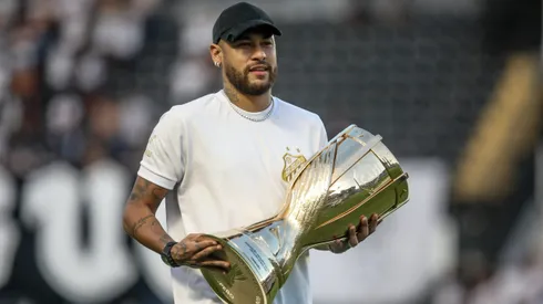 Neymar entrando com a taça do Campenato Paulista na final entre Santos x Palmeiras. Foto: Reinaldo Campos/AGIF