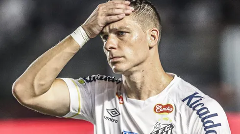 Furch deixou o gramado da Vila com possível lesão, no primeiro duelo da final