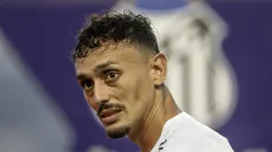 Diego Pituca durante hino nacional antes da partida contra o Palmeiras. Volante tem boa atuação no clássico.