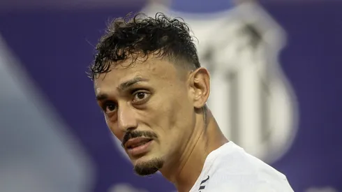 Diego Pituca durante hino nacional antes da partida contra o Palmeiras. Volante tem boa atuação no clássico.