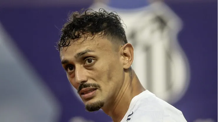 Diego Pituca durante hino nacional antes da partida contra o Palmeiras. Volante tem boa atuação no clássico.