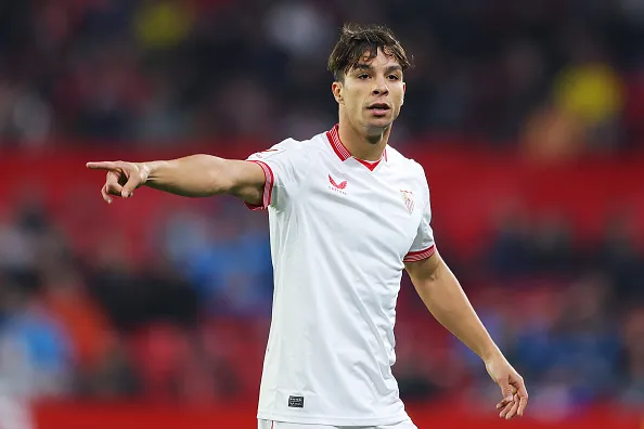 Óliver Torres em partida no Estádio Ramon Sanchez Pizjuan, entre Sevilla e Atlético de Bilbao pela La Liga,no dia 04/01/2024. Foto: Fran Santiago/Getty Images