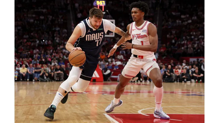 Doncic contra Amen Thompson, dos Rockets, em vitória do Dallas Mavericks pela temporada regular da NBA (Foto: Tim Warner/Getty Images)