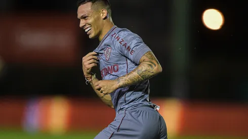 Calegari jogador do Fluminense comemora seu gol durante partida contra o Volta Redonda no estádio Luso Brasileiro pelo campeonato Carioca 2022