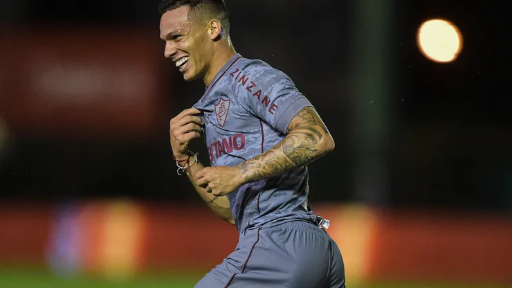 Calegari jogador do Fluminense comemora seu gol durante partida contra o Volta Redonda no estádio Luso Brasileiro pelo campeonato Carioca 2022