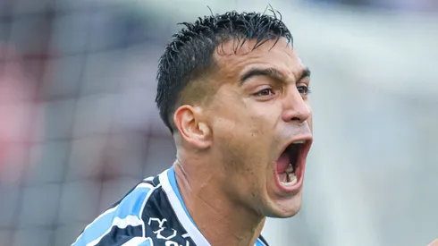 Cristaldo comemora gol com a camisa do Grêmio pelo Campeonato Gaúcho