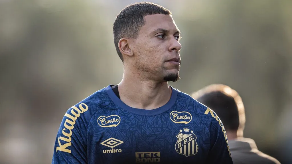 Alex Nascimento em treino do Santos com camisa azul - Foto: Raul Baretta/Santos FC