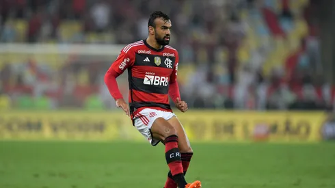 Zagueiro não participou do último jogo por conta da negociação