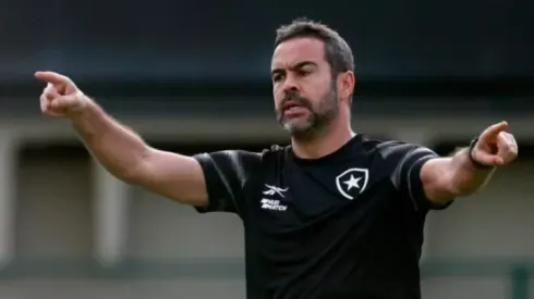 Foto: Vitor Silva/Botafogo - Arthur Jorge, técnico do Botafogo, define time para encarar o Corinthians
