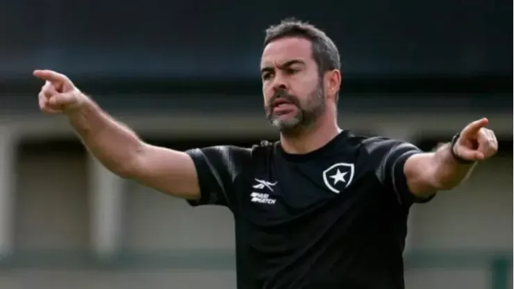Foto: Vitor Silva/Botafogo - Arthur Jorge, técnico do Botafogo, define time para encarar o Corinthians