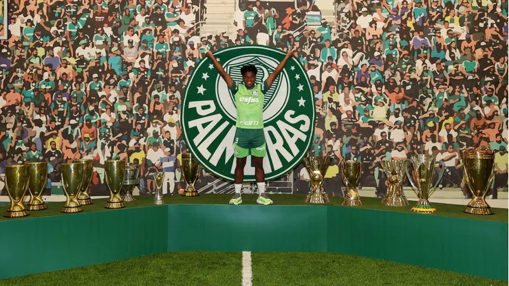 Endrick segurando bandeira do Palmeiras ao lado de troféus conquistados Foto: César Greco/Palmeiras