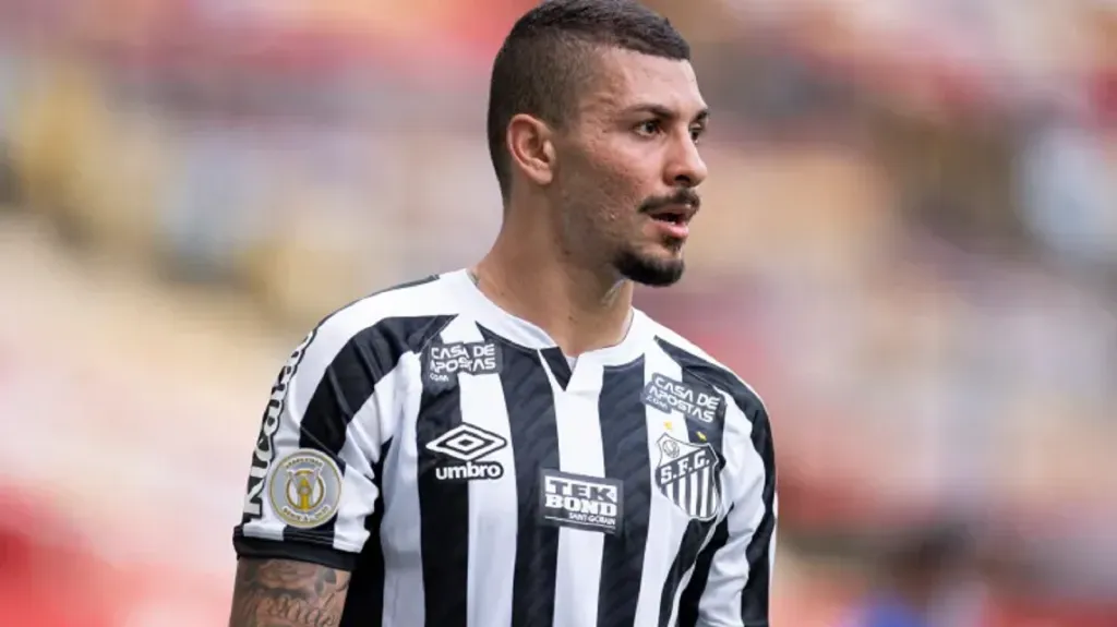 Foto: Jorge Rodrigues/AGIF - Alison em partida pelo Santos