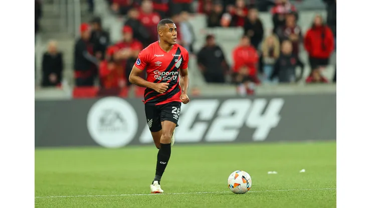 Líder, Athletico-PR desembarca na casa do Fortaleza para 7ª rodada do Brasileirão.