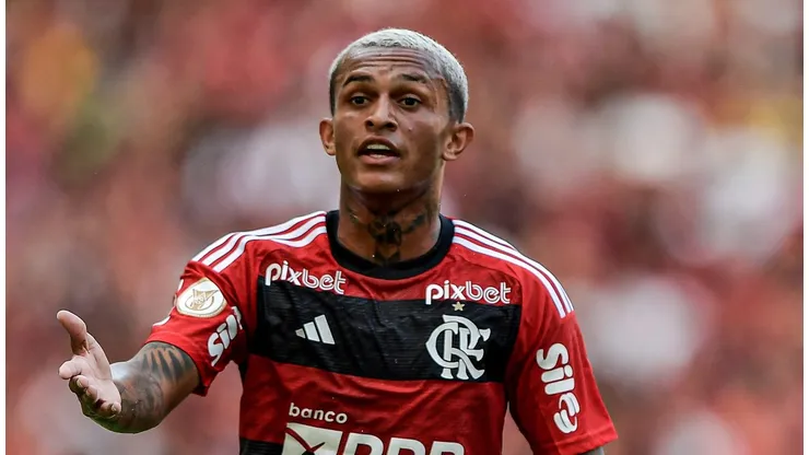 Wesley é a bola da vez na mesa de negociações do Mengão