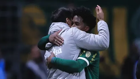 Foto: Ettore Chiereguini/AGIF - Endrick abraça Abel Ferreira em sua última partida pelo Palmeiras