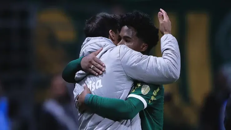 Foto: Ettore Chiereguini/AGIF - Endrick abraça Abel Ferreira em sua última partida pelo Palmeiras