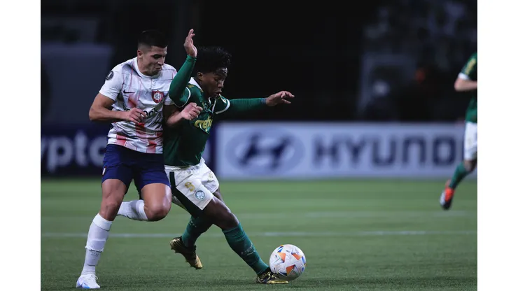 Endrick e Cuello durante partida entre Palmeiras e San Lorenzo.