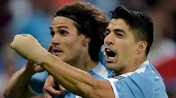 Cavani, jogador do Uruguai, comemora seu gol com o jogador Luis Suárez durante partida contra o Chile no estádio Maracanã pela Copa America 2019
