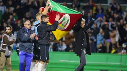 Elenco do Grêmio com a bandeira do Rio Grande do Sul após a goleada contra o The Strongest na Libertadores