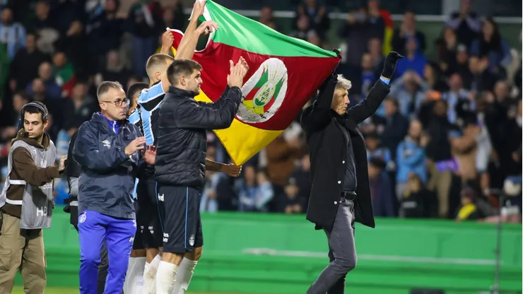 Elenco do Grêmio com a bandeira do Rio Grande do Sul após a goleada contra o The Strongest na Libertadores