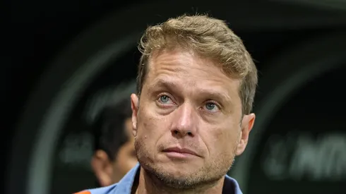 Fernando Seabra durante partida contra o Atletico-MG. Técnico tem desfalques no ataque.