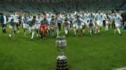 A Argentina é a atual campeã da competição. Jogadores da Argentina comemoram a Copa América. Alexandre Schneider/Getty Images.