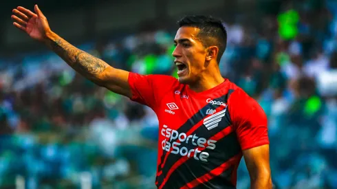 Cuello jogador do Athletico-PR (Foto: Marco Miatelo/AGIF)