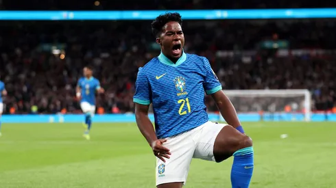 Endrick comemorando o gol da vitória da Seleção Brasileira diante da Inglaterra (Foto: Catherine Ivill/Getty Images)