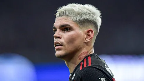 RJ – RIO DE JANEIRO – 16/03/2024 – CARIOCA 2024, FLAMENGO X FLUMINENSE – Ayrton Lucas jogador do Flamengo durante partida contra o Fluminense no estadio Maracana pelo campeonato Carioca 2024. Foto: Thiago Ribeiro/AGIF