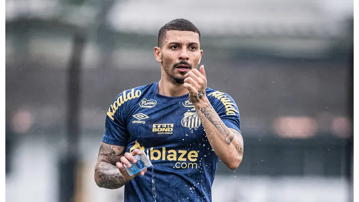 Alison será 'reforço caseiro' em momento importante no Peixe - Foto: Raul Baretta/ Santos FC.