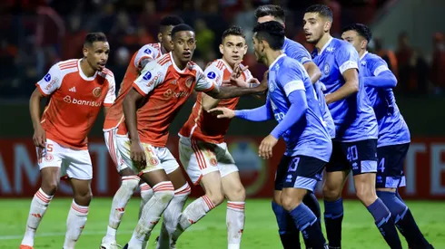 Internacional se fora para os playoffs da Sul-americana vai apertar o calendário. Imagem de disputa entre os jogadores em Inter x Belgrano. Foto: Marcello Zambrana/AGIF