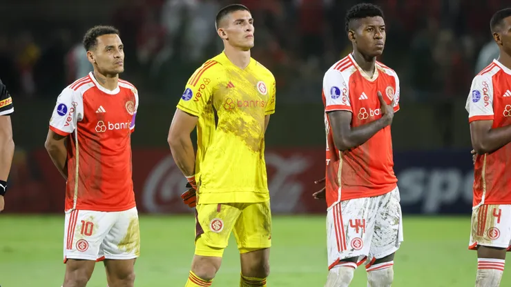 Jogadores com o uniforme sujo de barro em ação do Internacional (Foto: X / Internacional)