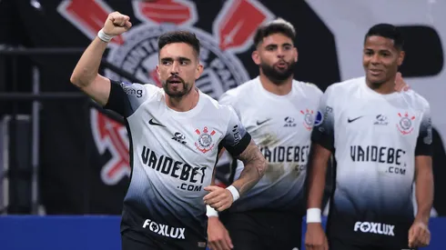 Igor Coronado comemorando comemorando gol feito na Sul-Americana