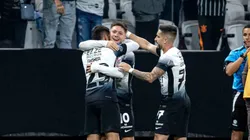 Garro, Fagner e Coronado comemoram gol do Corinthians. Foto: Leonardo Lima/AGIF