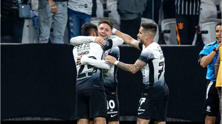 Garro, Fagner e Coronado comemoram gol do Corinthians. Foto: Leonardo Lima/AGIF