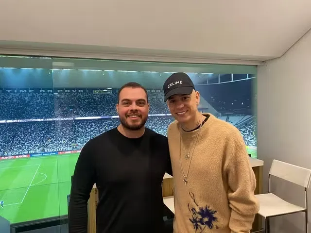 Róger Guedes ao lado do empresário Leandro Rodrigues no jogo do Corinthians — Foto: Divulgação