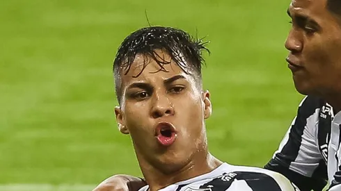 Kaio Jorge comemora gol pelo Peixe. Atacante pode voltar ao Brasil.