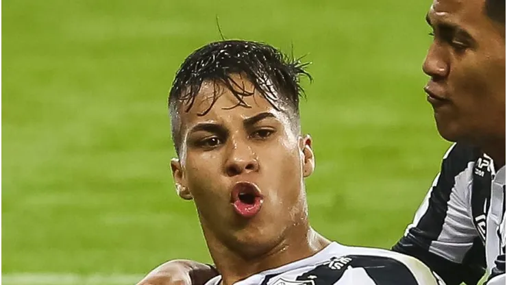 Kaio Jorge comemora gol pelo Peixe. Atacante pode voltar ao Brasil.