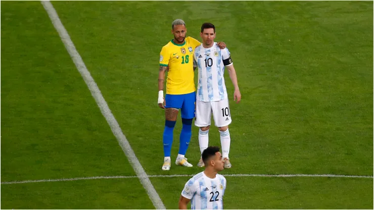 Neymar e Messi se abraçam na final da Copa América 2021 - Foto:Wagner Meier/Getty Images
