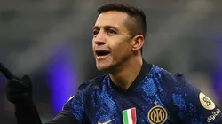 Alexis Sánchez comemorando gol em jogo entre Inter de Milão e Cagliari, no Estádio Giuseppe Meazza, pelo Campeonato Italiano, no dia 12/12/2021. Foto: Marco Luzzani/Getty Images