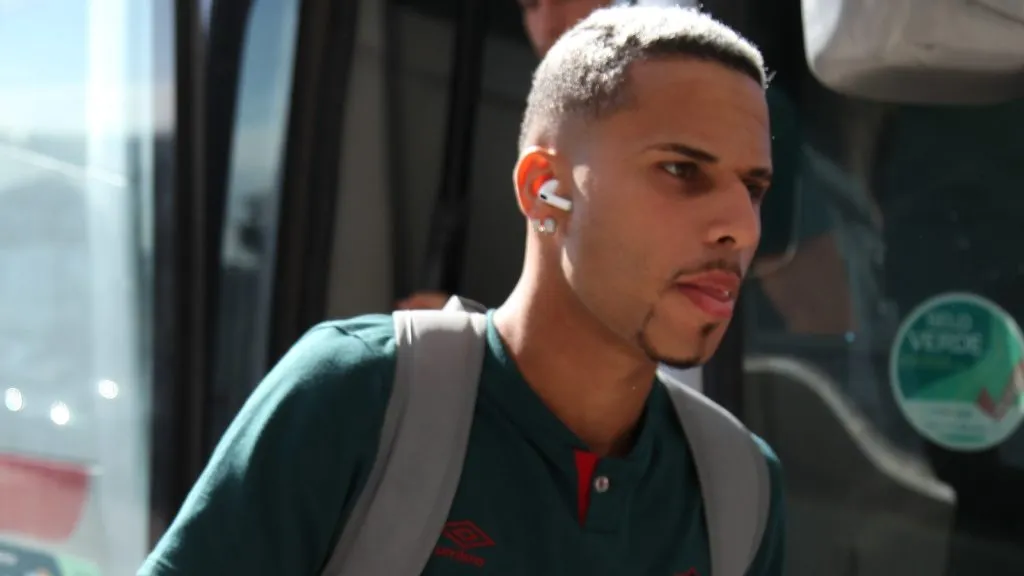 Alexsander com a delegação do Fluminense