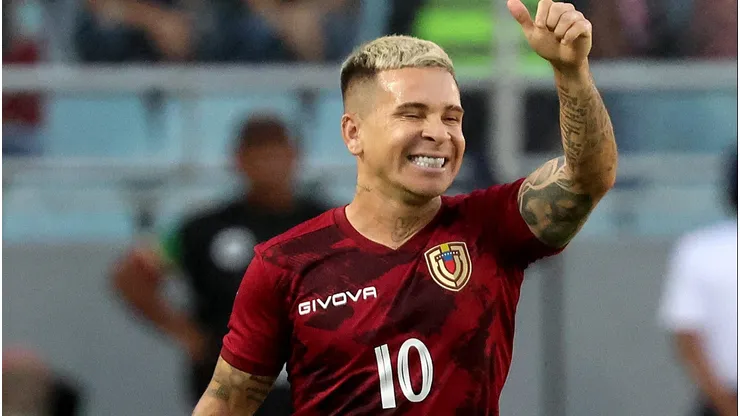 Soteldo comemorando em jogo das eliminatórias entre Venezuela e Paraguai. (Foto: Edilzon Gamez/Getty Images)
