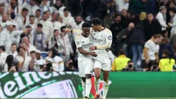 Vini Jr. e Bellingham com a camisa do Real Madrid. (Foto de Gonzalo Arroyo Moreno/Getty Images)