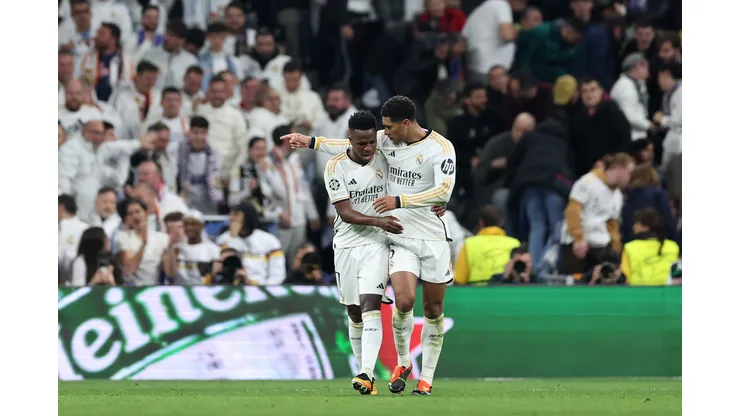 Vini Jr. e Bellingham com a camisa do Real Madrid. (Foto de Gonzalo Arroyo Moreno/Getty Images)
